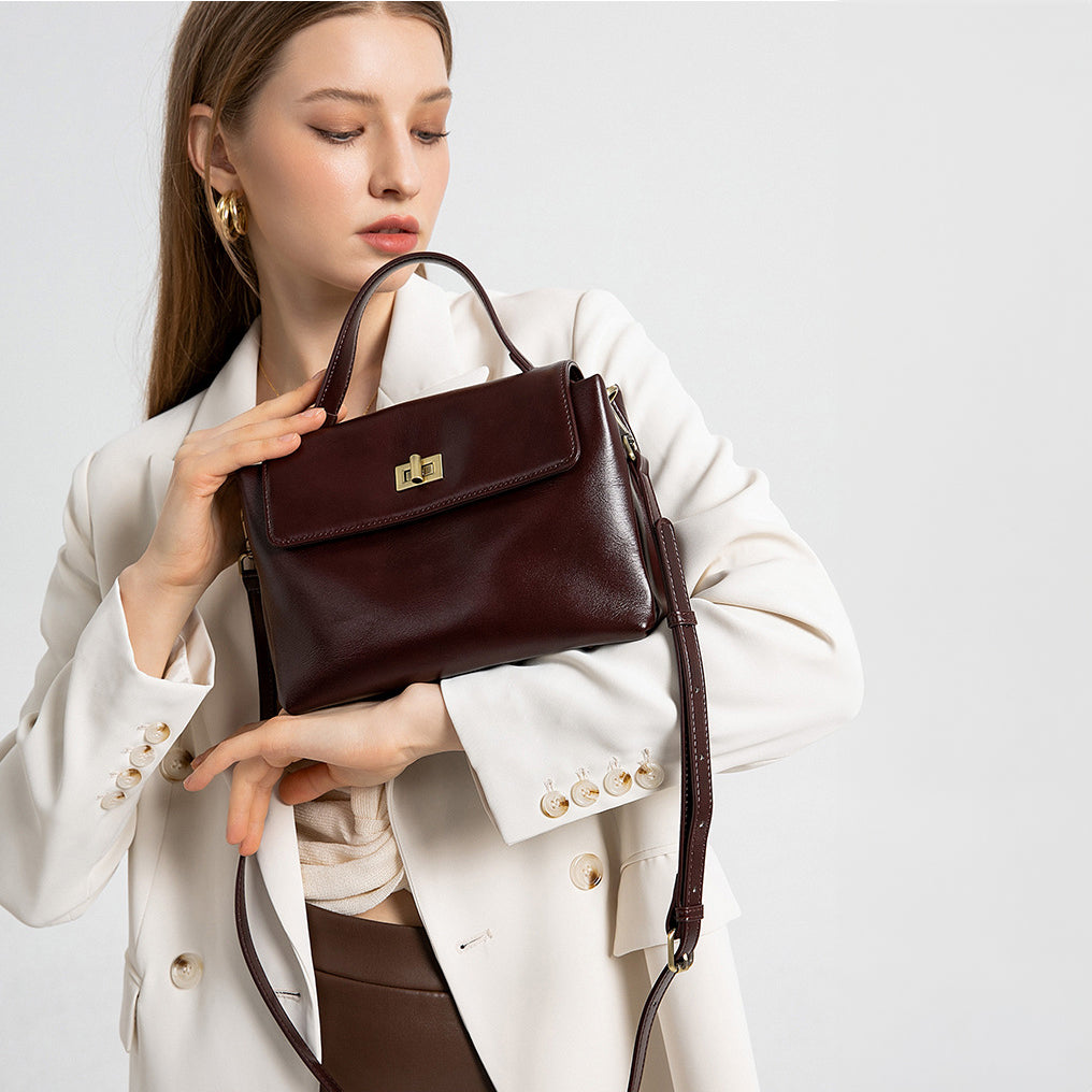 ダークブラウン