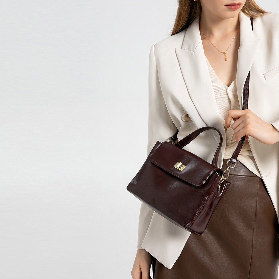 ダークブラウン